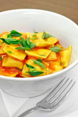 Domates ve fesleğen soslu peynirli ravioli.