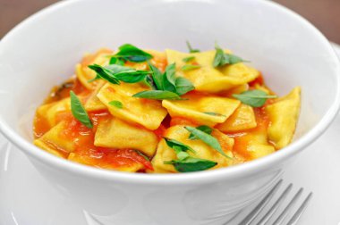 Domates ve fesleğen soslu peynirli ravioli.