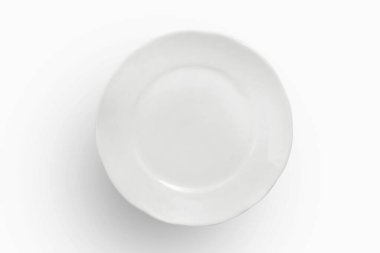 Beyaz arka planda yukarıdan görünen seramik plaka