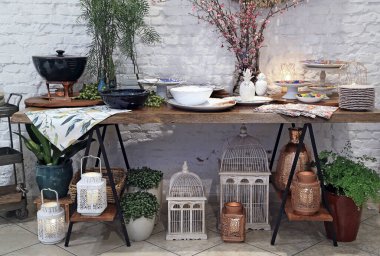 Mumlar ve çiçeklerle iç dekorasyon