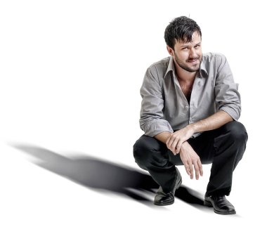 Çeşitli durumlarda gayri resmi poz veren genç yönetici