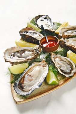 Limon ve kırmızı biberli taze istiridye.