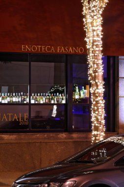 Noel kutlamalarını kutlamak için şehrin sokaklarını aydınlatıyorlar..