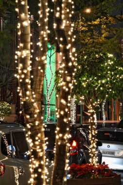 Noel kutlamalarını kutlamak için şehrin sokaklarını aydınlatıyorlar..