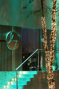 Noel kutlamalarını kutlamak için şehrin sokaklarını aydınlatıyorlar..