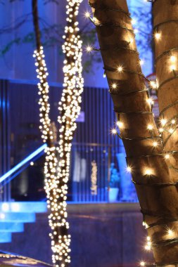 Noel kutlamalarını kutlamak için şehrin sokaklarını aydınlatıyorlar..