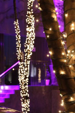 Noel kutlamalarını kutlamak için şehrin sokaklarını aydınlatıyorlar..