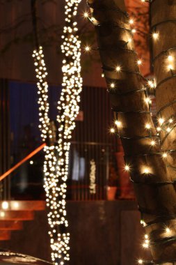 Noel kutlamalarını kutlamak için şehrin sokaklarını aydınlatıyorlar..