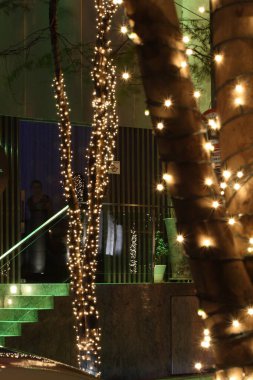 Noel kutlamalarını kutlamak için şehrin sokaklarını aydınlatıyorlar..