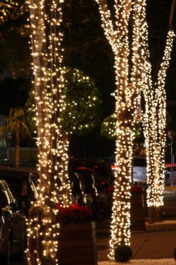 Noel kutlamalarını kutlamak için şehrin sokaklarını aydınlatıyorlar..