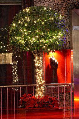 Noel kutlamalarını kutlamak için şehrin sokaklarını aydınlatıyorlar..