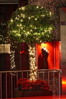 Noel kutlamalarını kutlamak için şehrin sokaklarını aydınlatıyorlar..