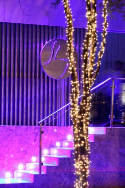 Noel kutlamalarını kutlamak için şehrin sokaklarını aydınlatıyorlar..