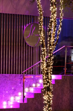 Noel kutlamalarını kutlamak için şehrin sokaklarını aydınlatıyorlar..