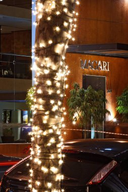 Noel kutlamalarını kutlamak için şehrin sokaklarını aydınlatıyorlar..