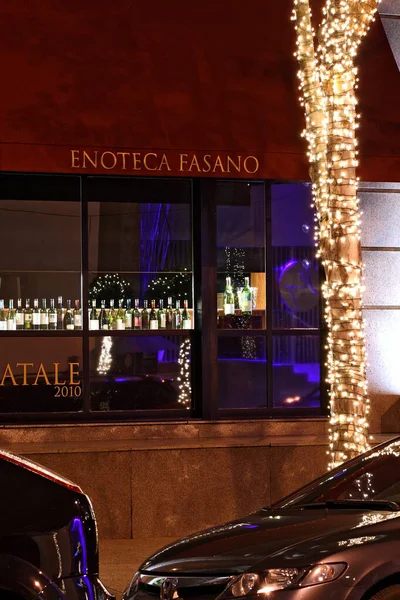 Noel kutlamalarını kutlamak için şehrin sokaklarını aydınlatıyorlar..