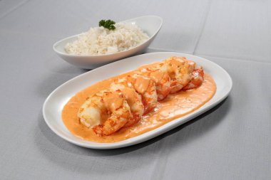 Karides Newburg, gül soslu klasik bir yemek..