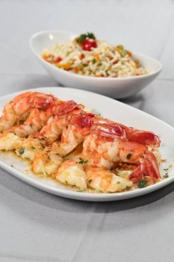 Yunan pirinci tabakta servis edilen Santista karidesi..