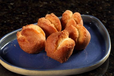 Sata Andagi, kek unu, demerara şekeri, yumurta ve kabartma tozu ile yapılan çaya eşlik etmek için harika bir Japon pastası..