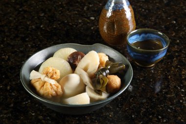 Oden, beyaz daikon turplu Japon güveci, patates, kombu yosunu, yumurta, konnyaku, kızarmış tofu, chikuwa, kamaboko, tatlı patates ve havuç..