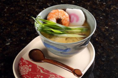 Chawanmushi soğuk sıcaklıklarla iyi eşleşen bir Japon yumurta tabanlı yemeğidir. Şiitake, shimeji mantarı, mantar yağı ve tavuk göğsü içeriyor..