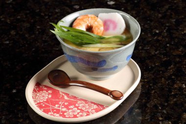 Chawanmushi soğuk sıcaklıklarla iyi eşleşen bir Japon yumurta tabanlı yemeğidir. Şiitake, shimeji mantarı, mantar yağı ve tavuk göğsü içeriyor..