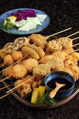 Kushi Ague, Japon usulü Worcestershire sosuyla servis edilen et ve sebze şişleri..