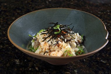 Sallama takikomi gohan, pirinçle pişmiş somon. Takikomi-gohan, soya sosu bazlı karışımla lezzetli bir çorba yapan bir pirinç..