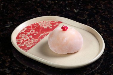 Nerikiri. Beyaz inekiri, pembe nerikiri, anko (kırmızı fasulye ezmesi) ve tarçın tozlu bir Japon yemeği..