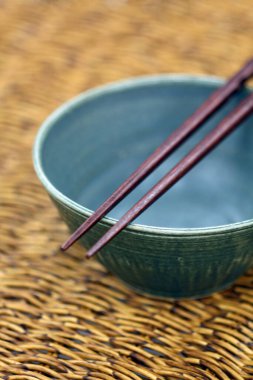 Masa başı tutucularında renkli yemek çubukları, yukarıdan görünüyor..