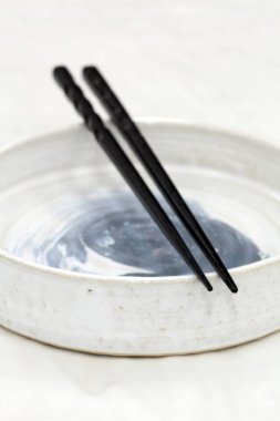 Masa başı tutucularında renkli yemek çubukları, yukarıdan görünüyor..