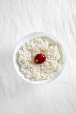 Gohan ve Umeboshi, tipik bir Japon yemeği. Gohan suşi için Japon pirinci, ve Umeboshi turşulu erik..