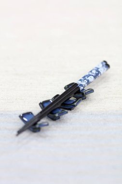 Masa başı tutucularında renkli yemek çubukları, yukarıdan görünüyor..