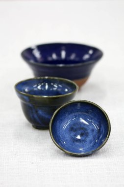 Açık renk arkaplanda güzel mavi ve kahverengi Japon seramikleri..