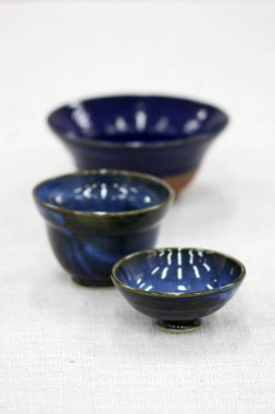 Açık renk arkaplanda güzel mavi ve kahverengi Japon seramikleri..