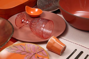 Sofistike sofistike sofra sehpaları tabaklar, çatal bıçaklar, kaseler ve güzel etkinlikler ve yemekler için bardaklar..