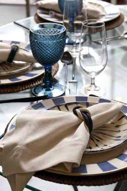 Sofistike sofistike sofra sehpaları tabaklar, çatal bıçaklar, kaseler ve güzel etkinlikler ve yemekler için bardaklar..