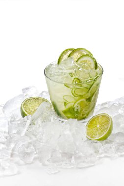 Geleneksel bir caipirinha limon, şeker ve kakaodan yapılır, buzlarla çevrili bir bardakta servis edilir..