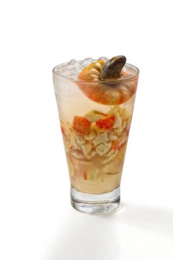 Caipiroska votka, şeker, kaju fıstığı ve cachaa ile yapılır..