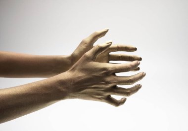 Beyaz arkaplanda çeşitli pozlar, jestler ve renkler bulunan kadın elleri.