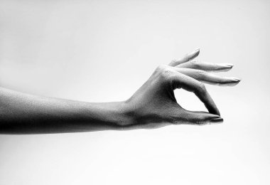 Beyaz arkaplanda çeşitli pozlar, jestler ve renkler bulunan kadın elleri.