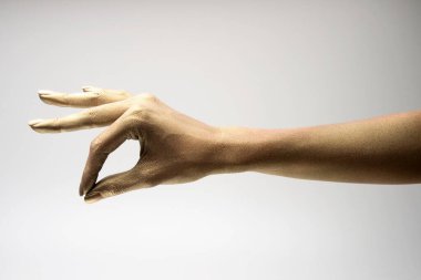 Beyaz arkaplanda çeşitli pozlar, jestler ve renkler bulunan kadın elleri.