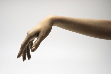 Beyaz arkaplanda çeşitli pozlar, jestler ve renkler bulunan kadın elleri.