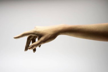 Beyaz arkaplanda çeşitli pozlar, jestler ve renkler bulunan kadın elleri.