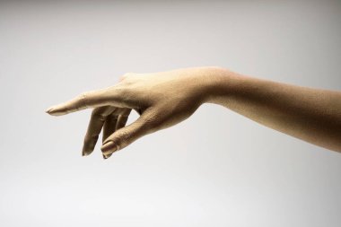 Beyaz arkaplanda çeşitli pozlar, jestler ve renkler bulunan kadın elleri.