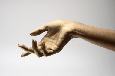 Beyaz arkaplanda çeşitli pozlar, jestler ve renkler bulunan kadın elleri.