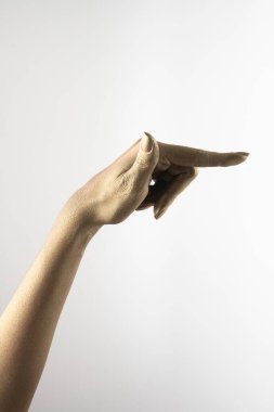 Beyaz arkaplanda çeşitli pozlar, jestler ve renkler bulunan kadın elleri.