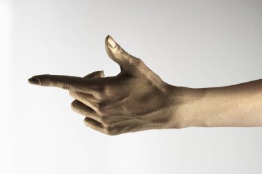 Beyaz arkaplanda çeşitli pozlar, jestler ve renkler bulunan kadın elleri.