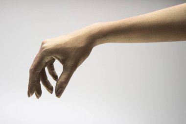 Beyaz arkaplanda çeşitli pozlar, jestler ve renkler bulunan kadın elleri.