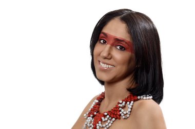 Brezilya 'da turnede olan ve tipik Brezilya yemekleriyle poz veren bir kızın portreleri..